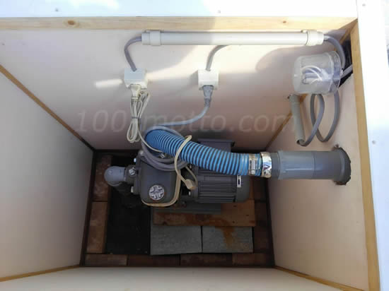 井戸水をくみ上げるポンプ設備の写真