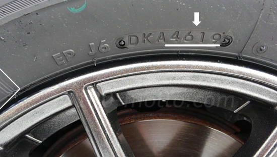 タイヤフッドのブリヂストン・スタッドレスタイヤの製造年月の写真